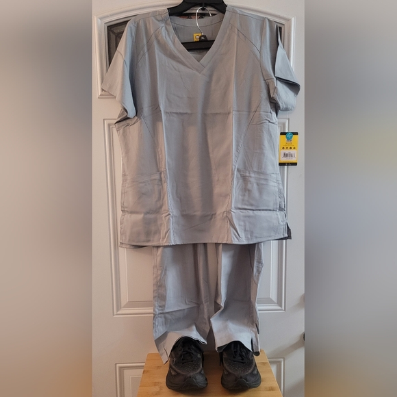 Ladies Large Scrub Top in Large - Picture 1 of 10